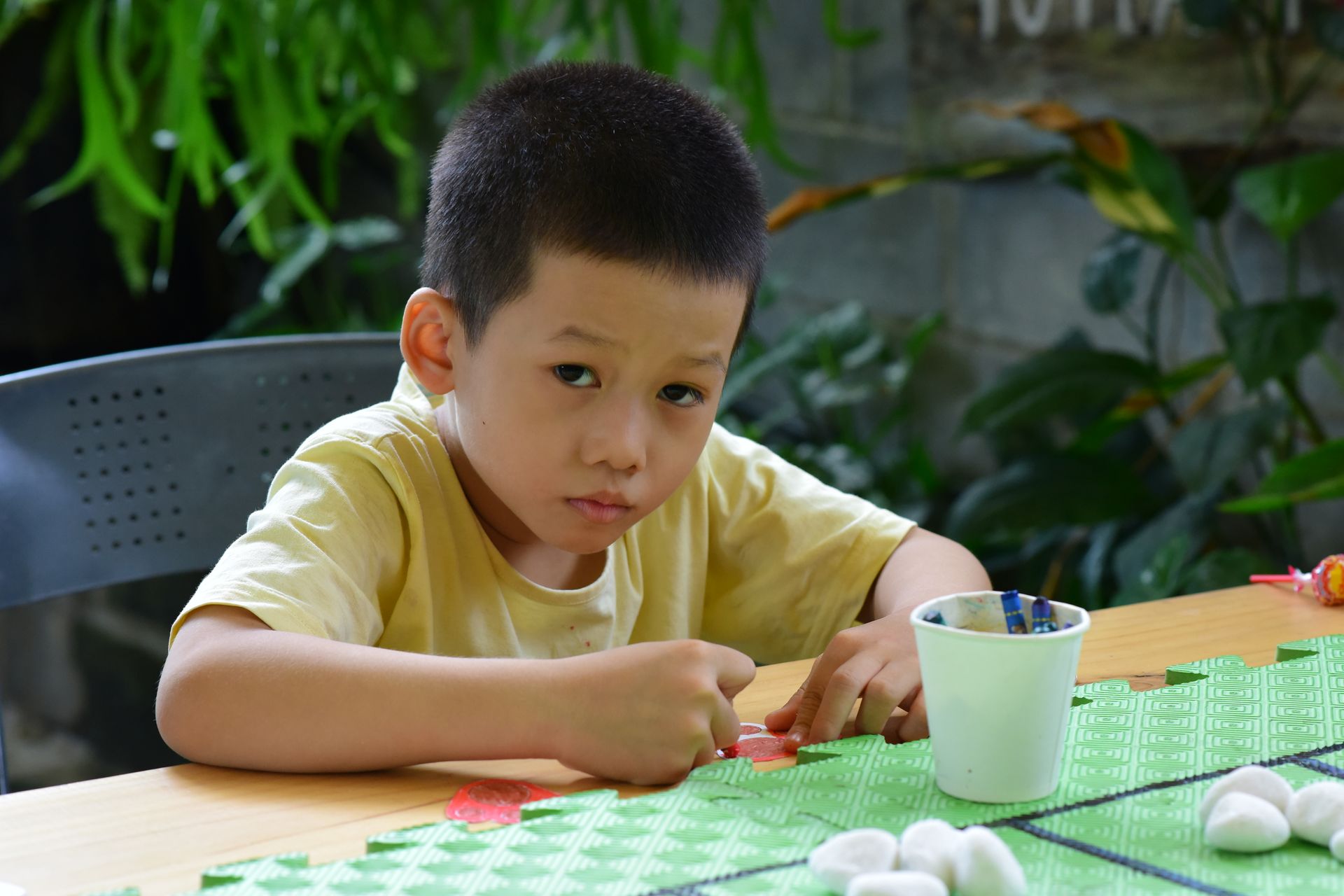 만들기 활동에 집중하는 아이